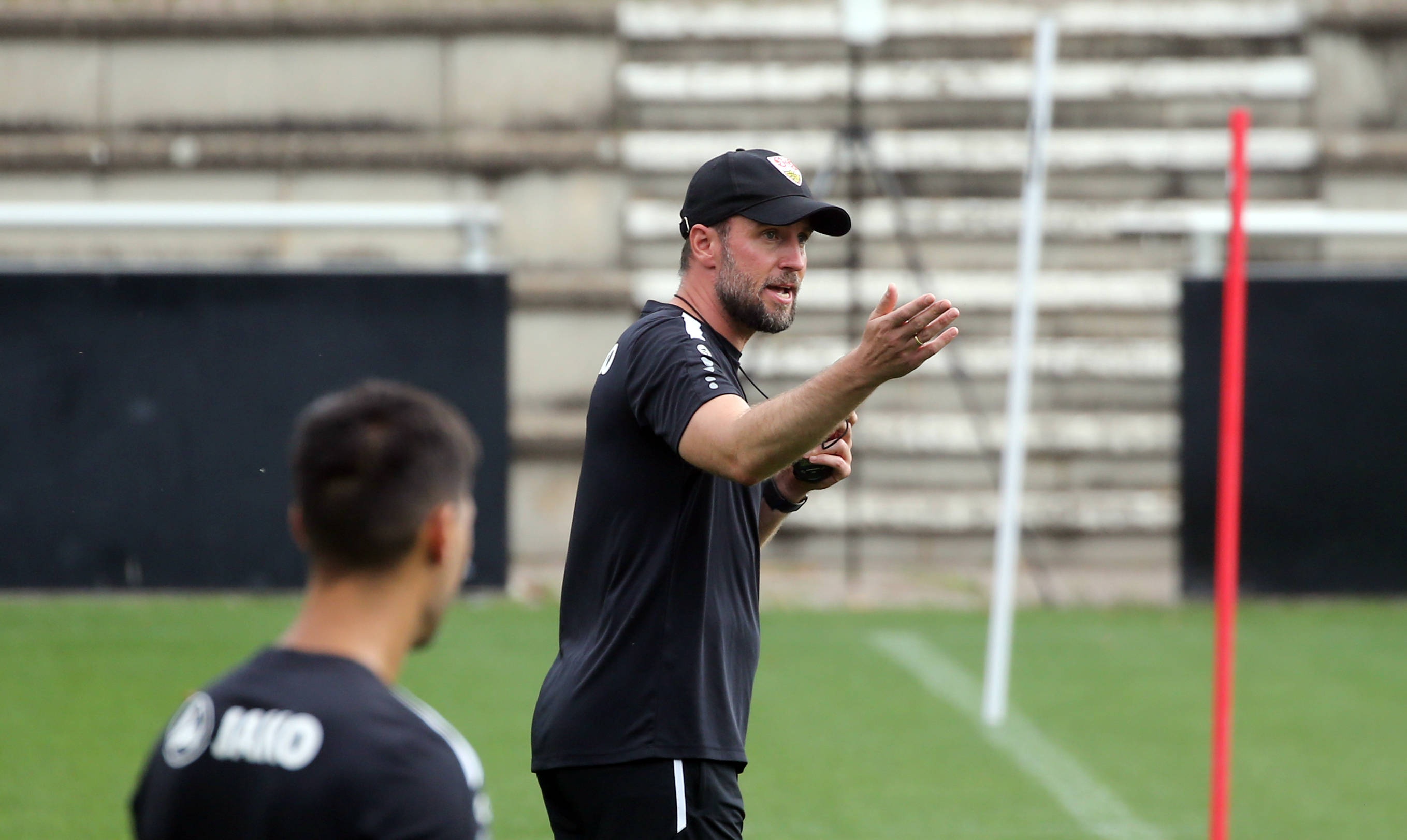 虎扑-斯图加特主帅：我们有很多机会但没把握住，罗马很少被压制成这样